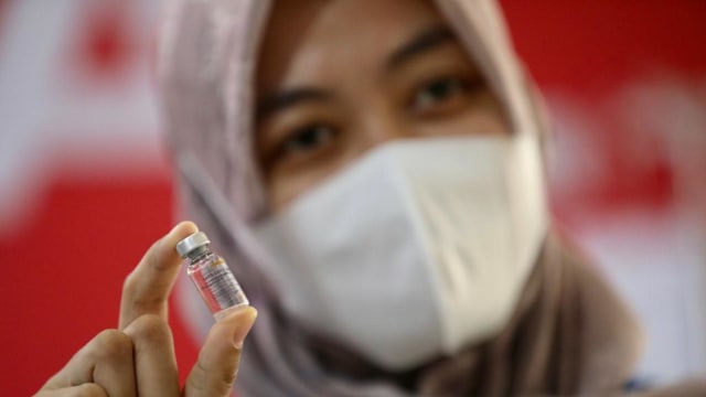 Petugas menunjukkan vaksin Sinovac yang disuntikkan kepada tenaga kesehatan pada vaksinasi corona di Aceh, Selasa (9/2). Foto: Suparta/acehkini