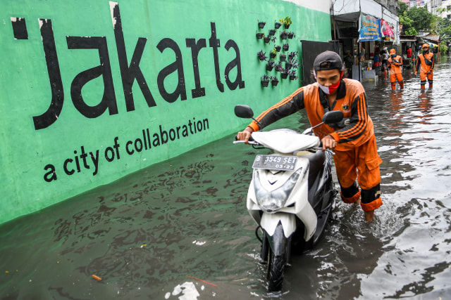 Motor yang Terendam Banjir Wajib Kuras Tangki, Ini Kisaran Biayanya (335306)