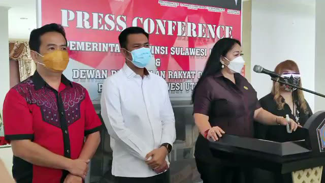 Wakil Ketua DPRD Provinsi Sulawesi Utara, James Arthur Kojongian (baju putih) menggelar konferensi pers dengan Badan Kehormatan DPRD