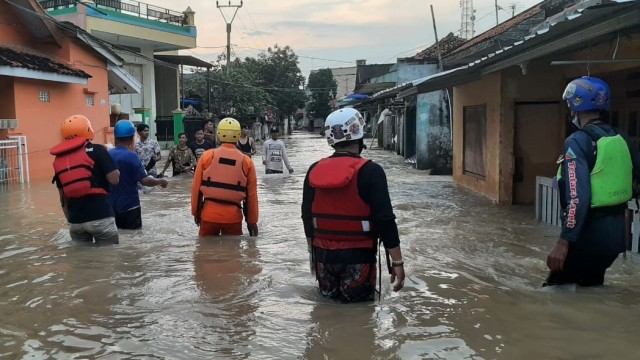 Evakuasi korban banjir di Pamanukan, Subang. Foto: SAR Bandung