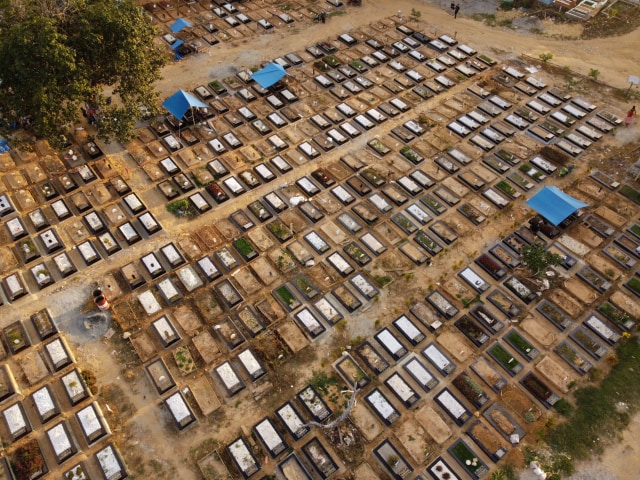 Foto udara kondisi Tempat Pemakaman Umum (TPU) Punggolaka di Kendari, Sulawesi Tenggara, Rabu (10/2). Foto: Jojon/Antara Foto