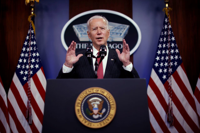 Presiden AS Joe Biden menyampaikan sambutan kepada personel Departemen Pertahanan saat kunjungan ke Pentagon di Arlington, Virginia, AS Foto: Carlos Barria/Reuters