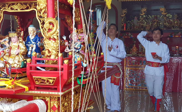 Jemaah di salah satu klenteng di Kota Manado menggelar ritual jelang perayaan Cap Go Meh