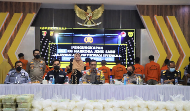 Kapolda Aceh, Wahyu Widada (tengah) dalam konferensi pers pengungkapan kasus narkotikan. Foto: Polda Aceh