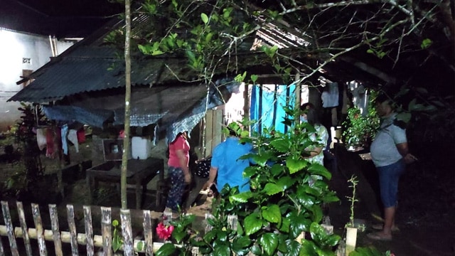 Rumah semi permanen dengan lantai tanah, tempat tinggal dari Efrain Bawotong, bocah asal Minahasa Utara yang mengalami kebutaan dan kelumpuhan