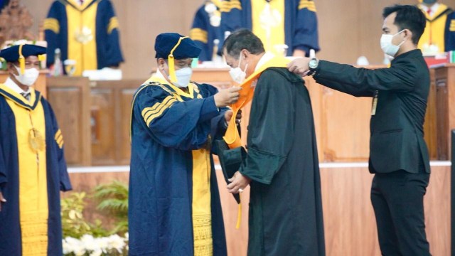 Mantan Ketua Umum PSSI Nurdin Halid mendapatkan gelar Doktor Honoris Causa dari Universitas Negeri Semarang (Unnes). Foto: Dok. Istimewa