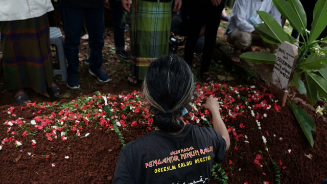 Potret Pemakaman Yuri Anurawan 'OM PMR' (75302)