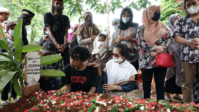 Potret Pemakaman Yuri Anurawan 'OM PMR' (75299)