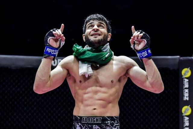 Ahmed Mujtaba melakukan selebrasi usai meraih kemenangan atas atlet India di ONE: UNBREAKABLE III (ONE Championship)