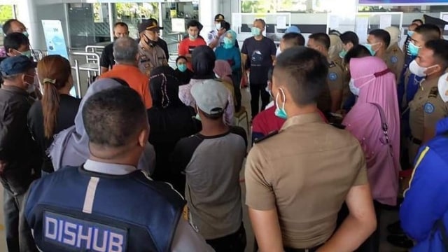 18 Taruna IPDN batal ke Jakarta hari ini, Kamis (11/2), dikarenakan memiliki surat rapid test antigen palsu, di Bandara Mutiara Sis Aljufrie Palu. Foto: Istimewa