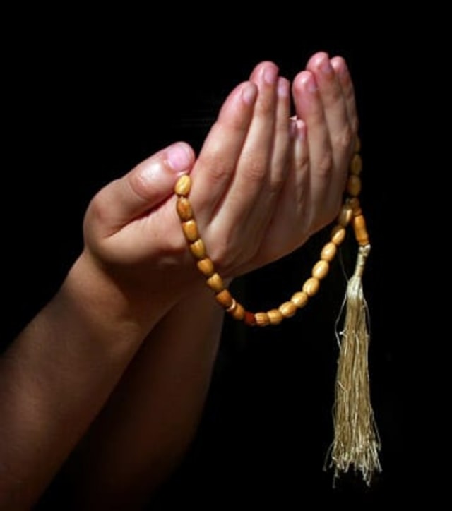 Ilustrasi memanjatkan doa dan pertolongan Allah SWT. Sumber: Islamicblog.in