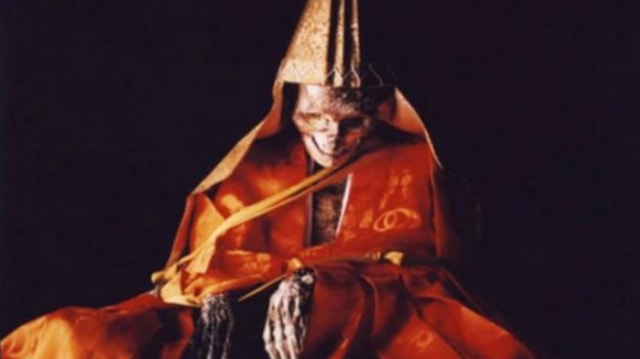 Biksu yang melakukan ritual Sokushinbutsu. | Ancient Origin