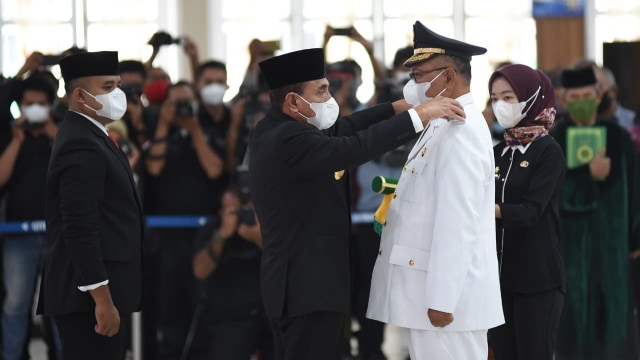 Gubernur Sumatera Utara Edy Rahmayadi saat melantik Akhyar Nasution menjadi Wali Kota Medan. Foto: Dok. Istimewa