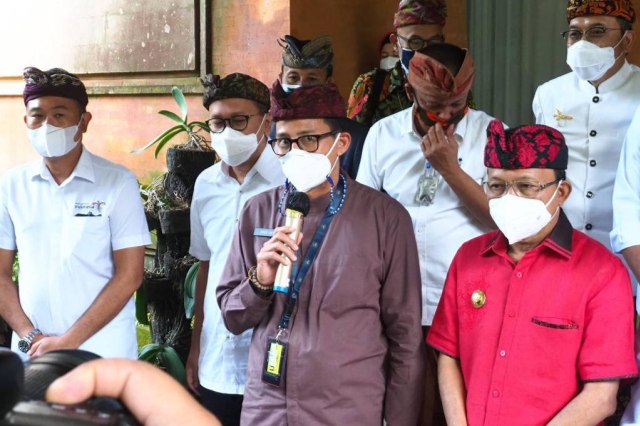 Menparekraf Sandiaga Uno (memegang mikrofon) bertemu dan berdialog dengan Gubernur Bali, I Wayan Koster (baju merah). Foto: Kemenparekraf