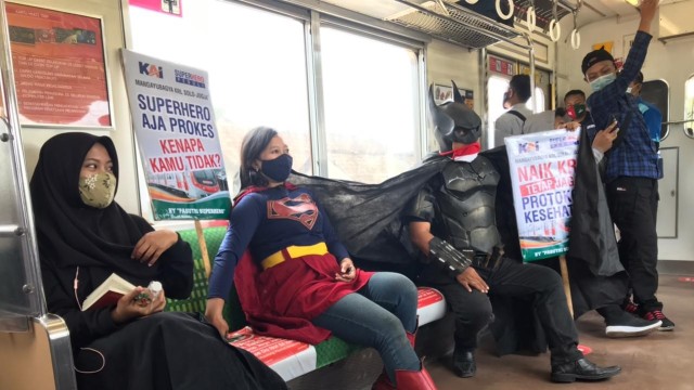 Dua penumpang berkostum superhero di KRL Solo-Yogya mengkampanyekan disiplin protokol kesehatan