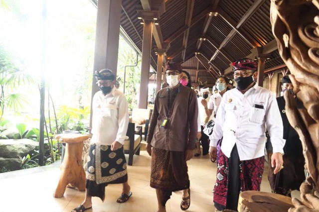 Sandiaga Tjokorda Oka Artha Ardana Sukawati, Ketua Umum PHRI Haryadi Sukamdani di Bali (11/2).  Foto: Dok. Kemenparekraf