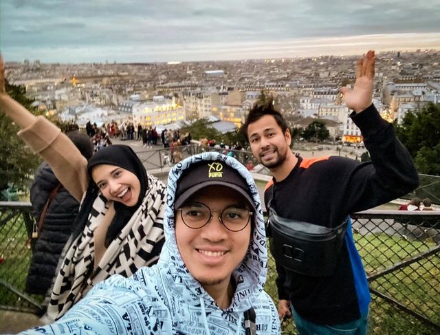 Zaskia Sungkar, Irwansyah, dan Raffi Ahmad berpose di Montmatre, sebuah bukit setinggi 130 meter yang berada di utara Paris, Prancis. Foto: Instagram @irwansyah_15
