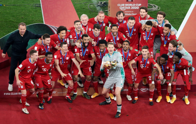 Para pemain Bayern Muenchen mengangkat trofi Piala Dunia Antarklub. Foto: Mohammed Dabbous/Reuters
