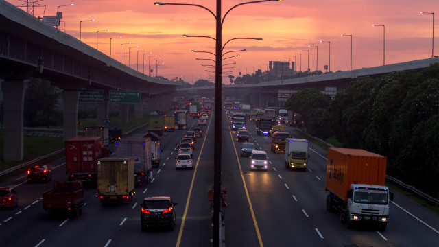 Sejumlah kendaraan melaju di tol Jakarta - Cikampek KM 47, Karawang, Jawa Barat, Kamis (11/2). Foto: M Ibnu Chazar/ANTARA FOTO