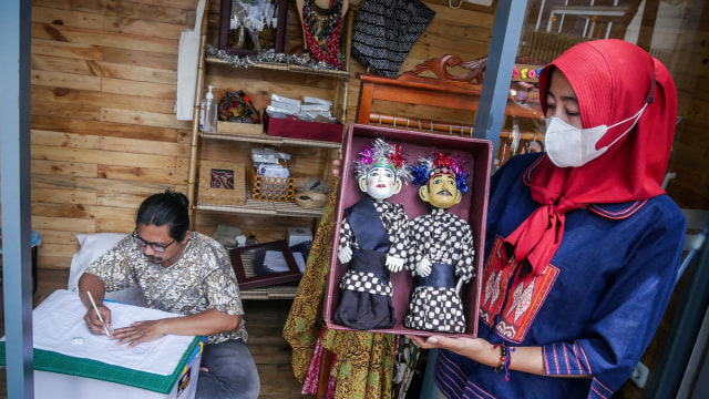 Penjual menunjukkan produk Batik Koja di Kios UMKM kawasan Taman Sumenep, Jakarta, Rabu (10/2). Foto: Rivan Awal Lingga/ANTARA FOTO