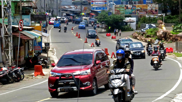 Kendaraan melintas di Jalan Raya Puncak, Kabupaten Bogor, Jawa Barat, Jumat (12/2). Foto: Yulius Satria Wijaya/ANTARA FOTO