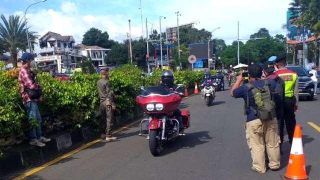 Rombongan moge tak diperiksa antigen oleh petugas, di jalur Puncak, Bogor, Jawa Barat, Jumat (12/2). Foto: Dok. Istimewa