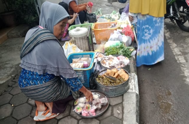 Penjual jajan tenongan, keliling kampung maupun perkantoran di Brebes. (Foto: Yunar Rahmawan)