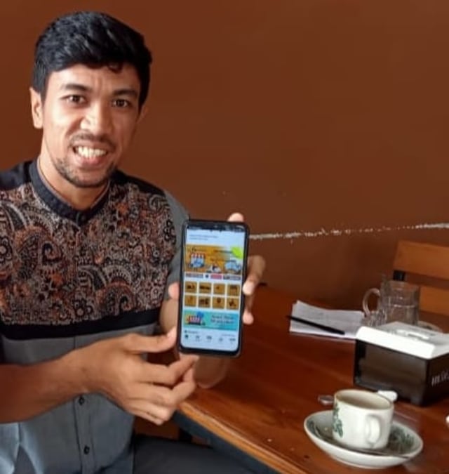 Founder Siperantara,Tomy Chandra, menunjukan aplikasi Siperantara. Foto: Istimewa