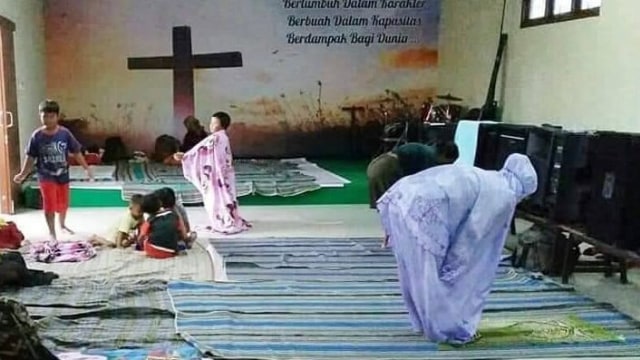 Indahnya Toleransi, Potret Viral Pengungsi Banjir Kudus Salat di Gereja (127166)