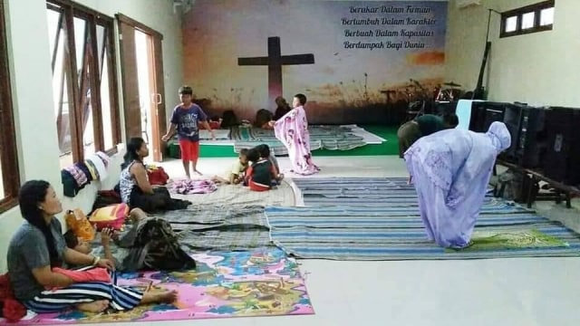 Indahnya Toleransi, Potret Viral Pengungsi Banjir Kudus Salat di Gereja (127167)