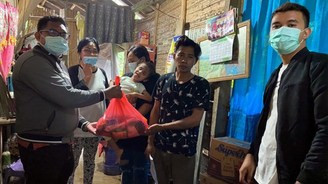 Pemberian bantuan dari Dinas Sosial Daerah Provinsi Sulawesi Utara kepada keluarga Nefrain Bawotong, bocah lumpuh dan buta di Minahasa Utara
