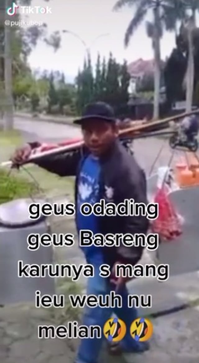 Viral pedagang odading dan basreng di Jawa Tengah jualan marah-marah. (Foto: TikTok/@@pujikubep)