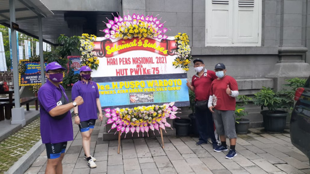 Pemilik Ayam Bakar Wong Solo Puspo Wardoyo mengirimkan karangan bunga saat peringatan Hari Pers Nasional di Monumen Pers Solo