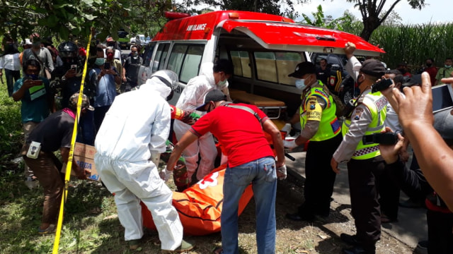Evakuasi mayat oleh petugas Polres Malang. Foto: Rizal.
