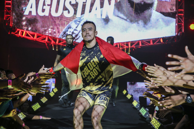 Rudy Agustian membawa bendera Indonesia di pundaknya saat memasuki arena ONE Championship (ONE Championship)