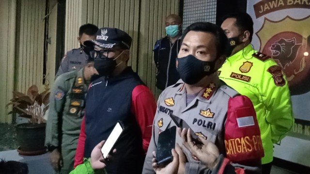 Wali Kota Bogor Bima Arya dan Kapolresta Bogor Kota Kombes Pol Susatyo Purnomo Condro memberi keterangan soal moge yang terabas aturan. Foto: Dok. Istimewa