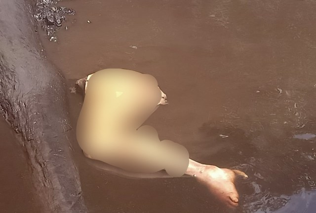 Potongan kaki Nayan yang tewas dimangsa buaya saat ditemukan. (FOTO: Dokumen Istimewah).