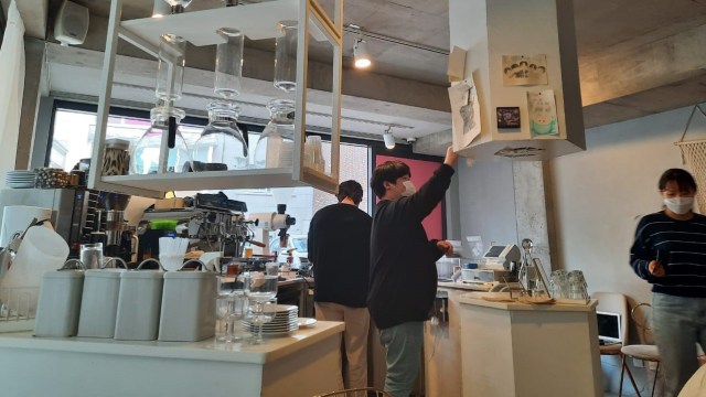 Cobain Kopi Lukisan Cantik Sambil Nongkrong di C.Through, Seoul (18549)