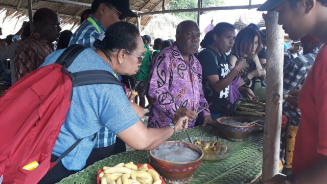 Festival Makan Papeda dalam Gerabah di Kampung Abar  yang dilaksanakan sebelum pandemi corona. (Dok Balai Arkeologi Papua/Hari Suroto)