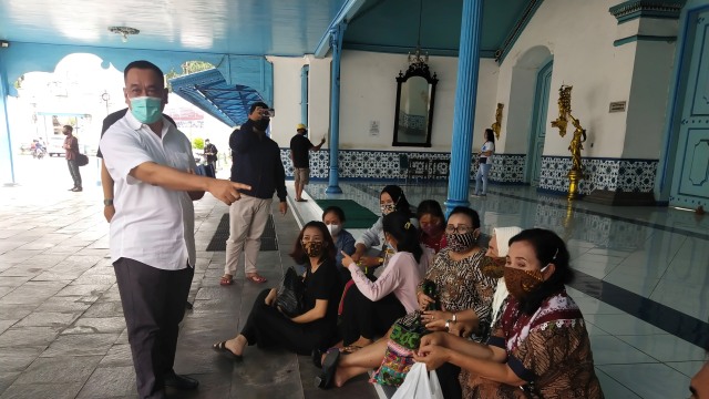 Para kerabat berkumpul di depan Keraton Kasunanan Solo