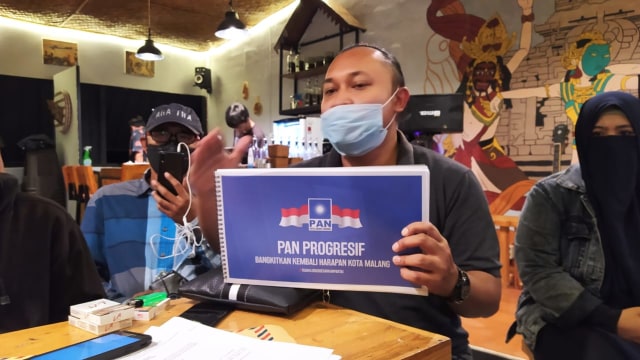 Forum DPC PAN Se-Kota Malang (PAN Progresif) saat menunjukkan bukti otentik perolehan 53 suara untuk mengganti tampuk pimpinan DPD PAN Kota Malang. Foto: Ulul Azmy
