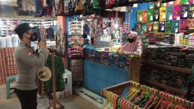 Bhabinkamtibmas Polres Bangkalan Blusukan Ke Pasar Sadarkan Pedagang