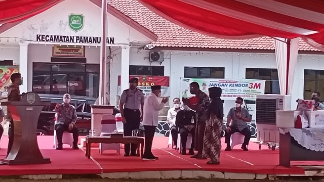 Wakil Presiden RI Ma'ruf Amin menyerahkan bantuan untuk korban banjir Subang, di Kantor Kecamatan Pamanukan, Jalan Pamanukan, Kabupaten Subang, Jawa Barat, Sabtu (13/2). Foto: Rangga Pandu/ANTARA