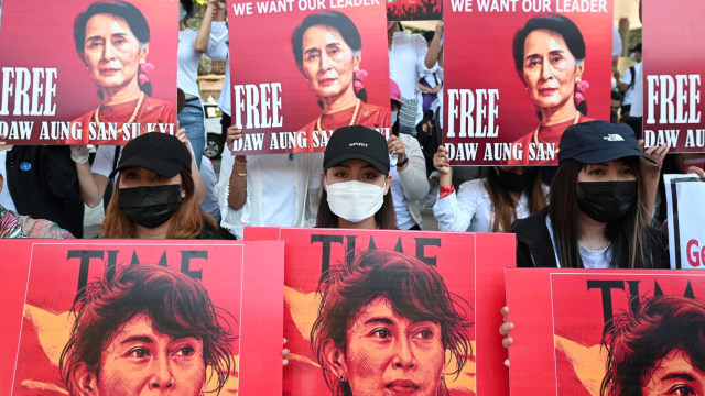 Para pengunjuk rasa saat protes menentang kudeta militer dan menuntut pembebasan pemimpin terpilih Aung San Suu Kyi, di Yangon, Myanmar, Sabtu (13/2). Foto: Stringer/REUTERS