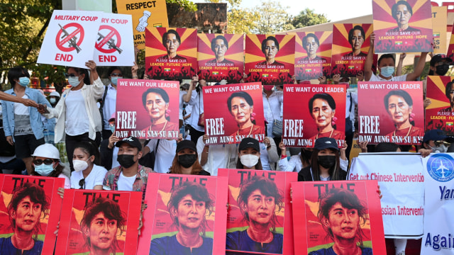 Para pengunjuk rasa saat protes menentang kudeta militer dan menuntut pembebasan pemimpin terpilih Aung San Suu Kyi, di Yangon, Myanmar, Sabtu (13/2). Foto: Stringer/REUTERS