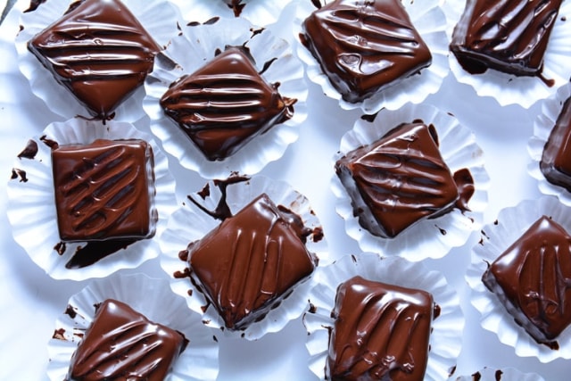 Mengapa Valentine Identik dengan Cokelat dan Bunga Mawar? (148182)