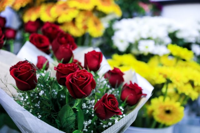 Mengapa Valentine Identik dengan Cokelat dan Bunga Mawar? (148183)