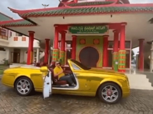 Angpao berisi mobil berlapis emas. (Foto: @jusufhamka/Instagram)