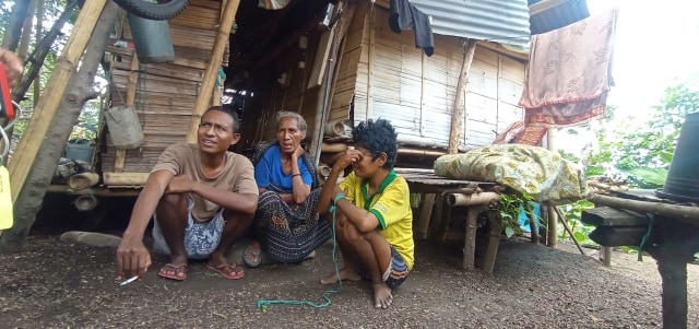 Elisabeth Gentia, ibu kandung Wilhelmina Wilma Kenga saat bersama dua anaknya yang mengalami gangguan mental. Foto : Albert Aquinaldo