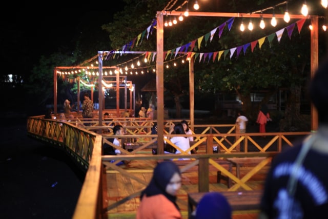 Para pengunjung sedang menikmati malam di Pantai Sulamadaha. Foto: Gustam Jambu/cermat